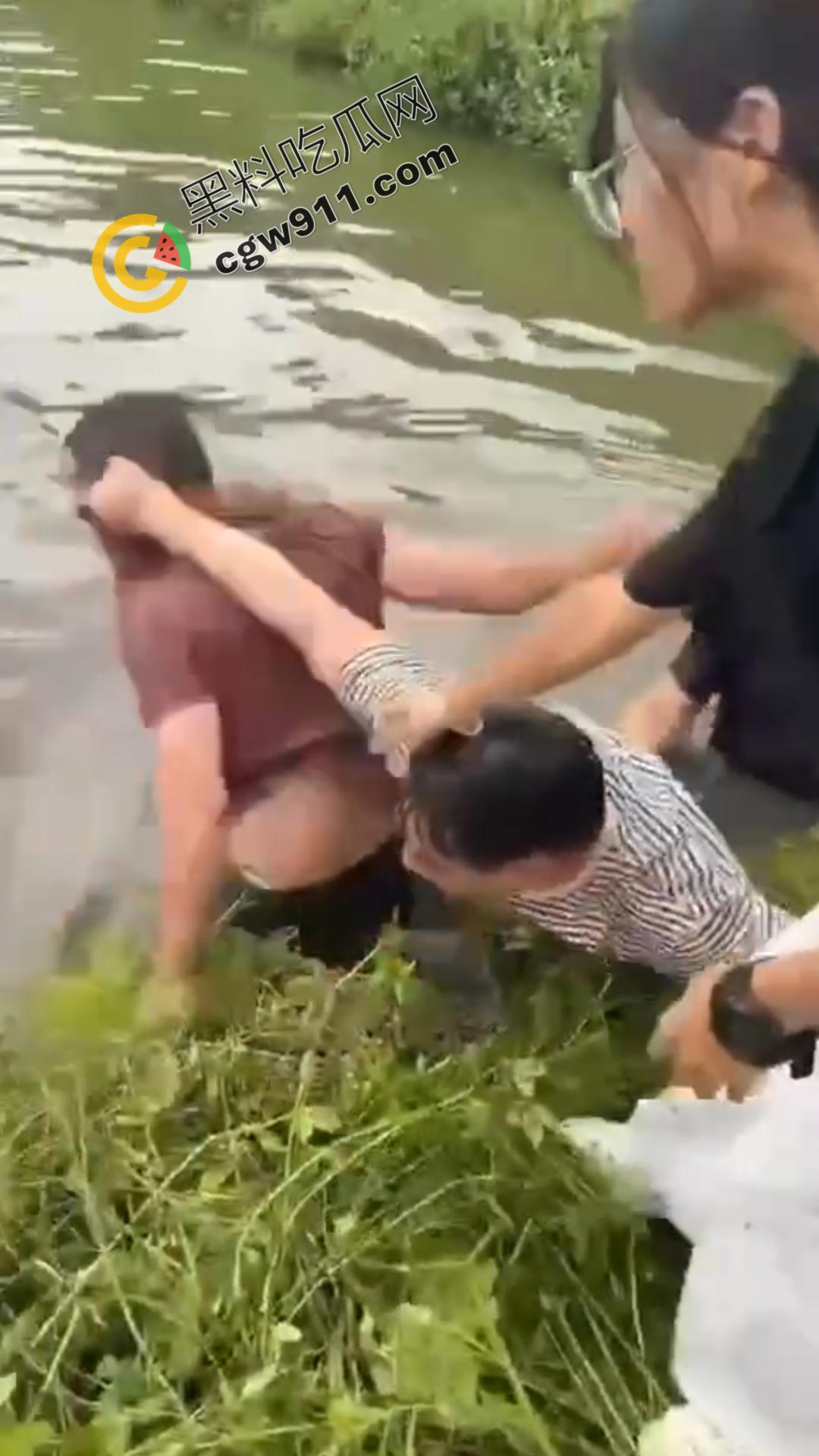 乡村邻里混战！邻居们为一句口拳交相向，现场混乱不堪，拳拳到肉，池塘中的激烈对决不容错过！-9