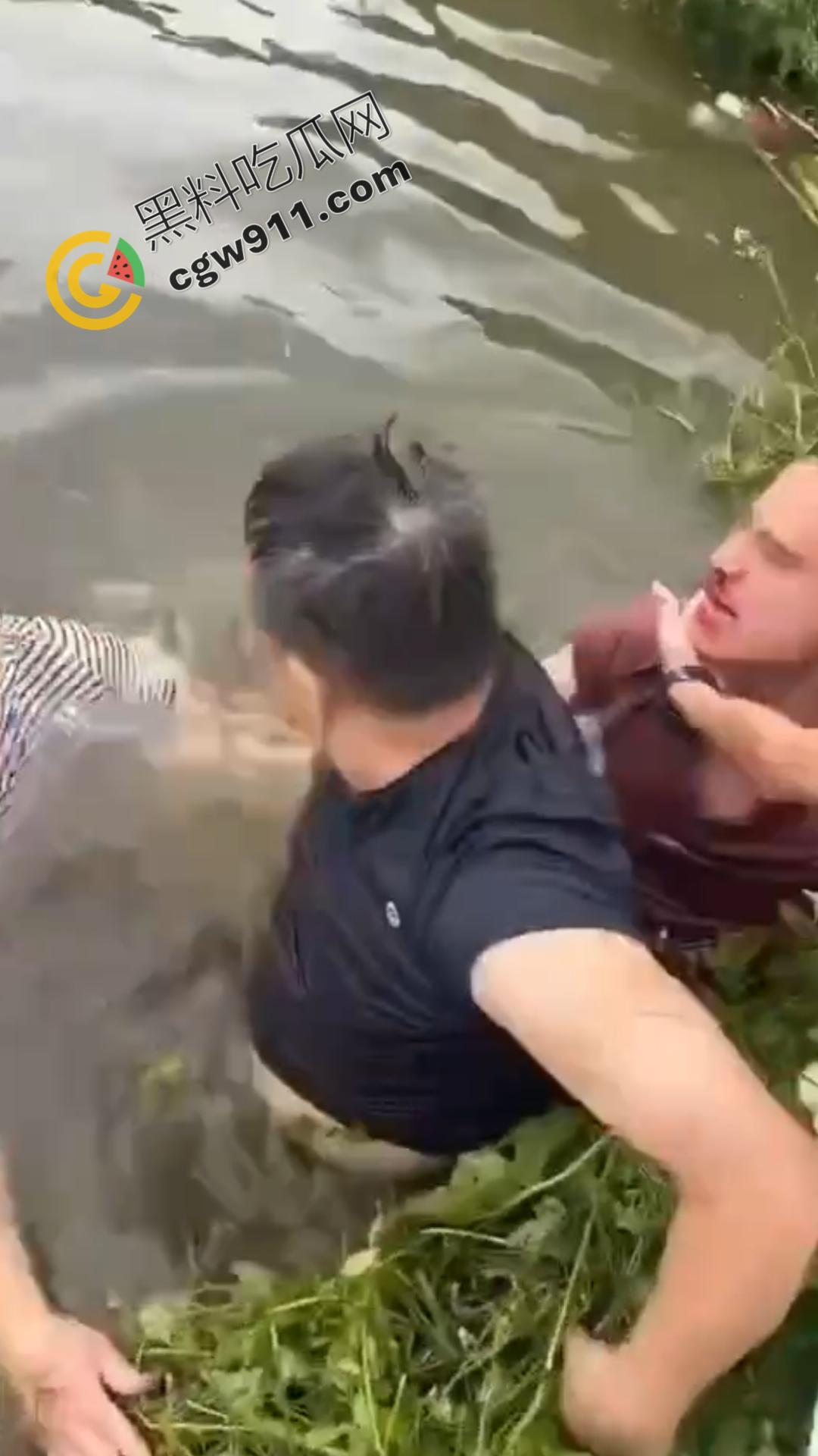 乡村邻里混战！邻居们为一句口拳交相向，现场混乱不堪，拳拳到肉，池塘中的激烈对决不容错过！-10
