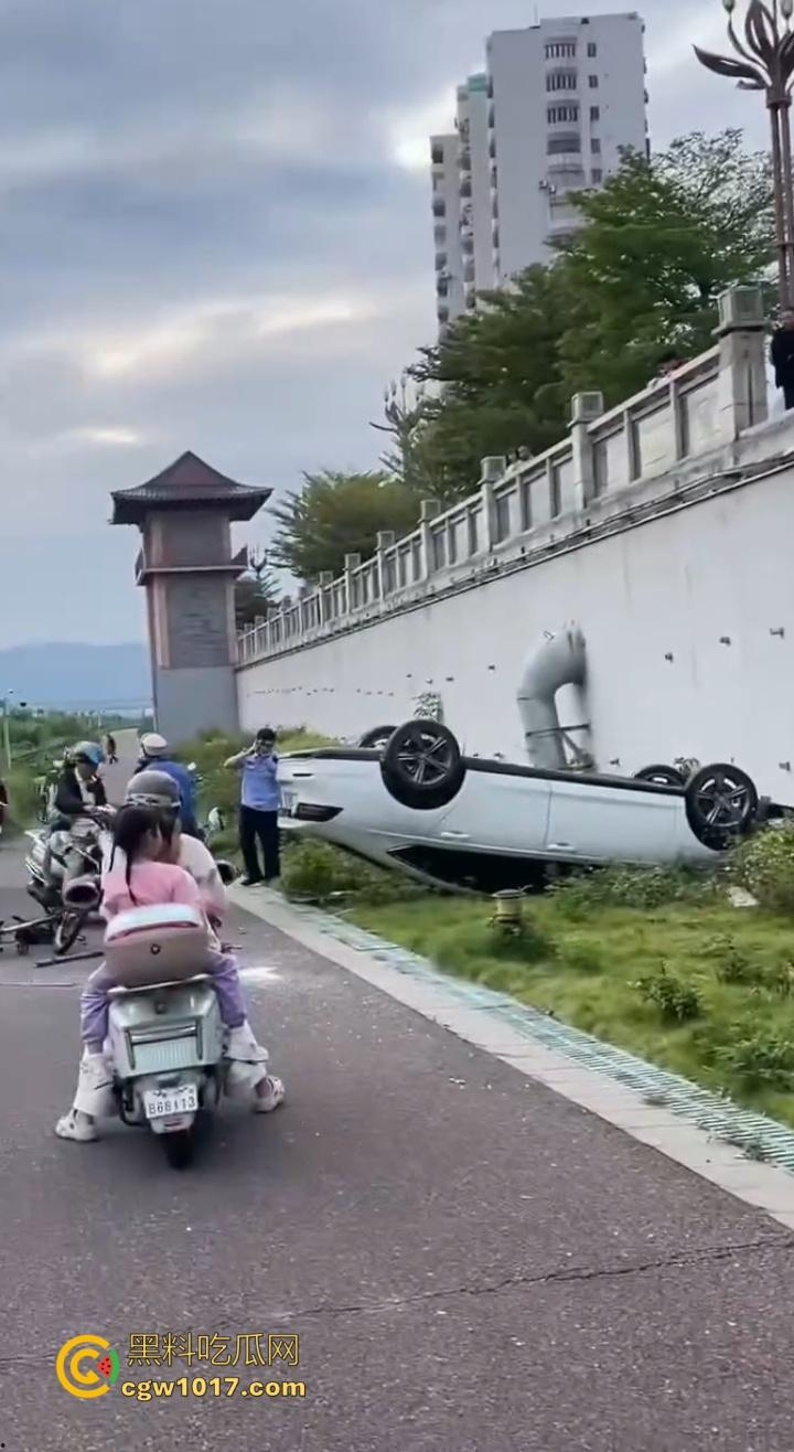 广东肇庆端州江滨堤,长发男司机疲劳驾驶,导致车辆失控开下堤坝,车辆翻滚险些酿成惨剧 !-4