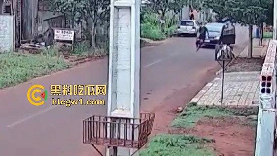 死侍附体的墨西哥硬汉!被车撞又挨两枪屁事没有,AK卡膛气得杀手怀疑人生,简直把杀手心态直接崩了!-1