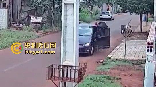 死侍附体的墨西哥硬汉!被车撞又挨两枪屁事没有,AK卡膛气得杀手怀疑人生,简直把杀手心态直接崩了!-2