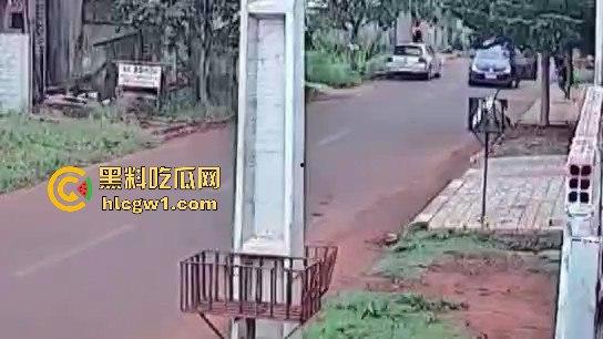 死侍附体的墨西哥硬汉!被车撞又挨两枪屁事没有,AK卡膛气得杀手怀疑人生,简直把杀手心态直接崩了!-3