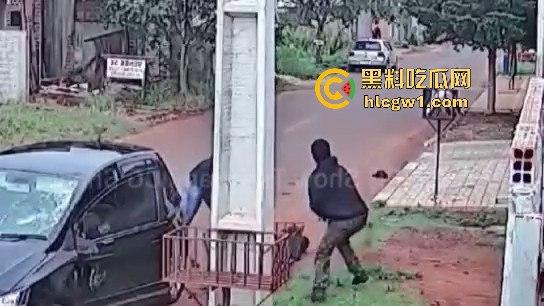 死侍附体的墨西哥硬汉!被车撞又挨两枪屁事没有,AK卡膛气得杀手怀疑人生,简直把杀手心态直接崩了!-4