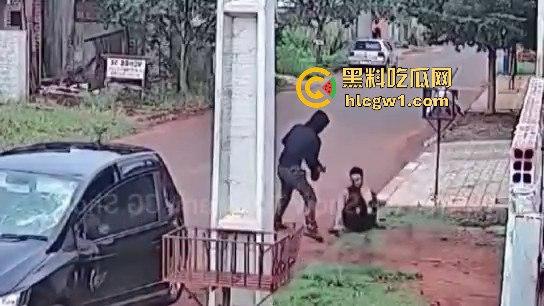 死侍附体的墨西哥硬汉!被车撞又挨两枪屁事没有,AK卡膛气得杀手怀疑人生,简直把杀手心态直接崩了!-5