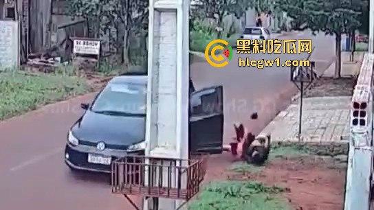 死侍附体的墨西哥硬汉!被车撞又挨两枪屁事没有,AK卡膛气得杀手怀疑人生,简直把杀手心态直接崩了!-7