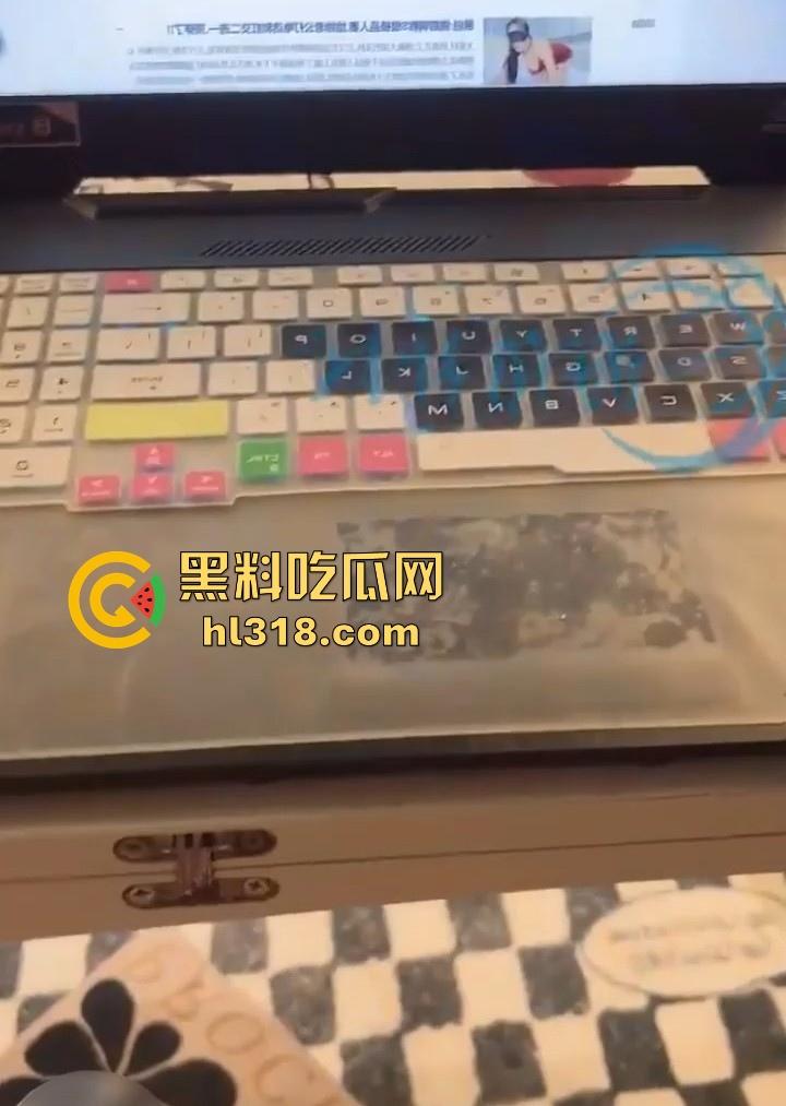 深夜电脑桌前享受乖女儿提供色情侍奉，体验巨乳女儿的全自动肉便器，每一帧都是精品！-1