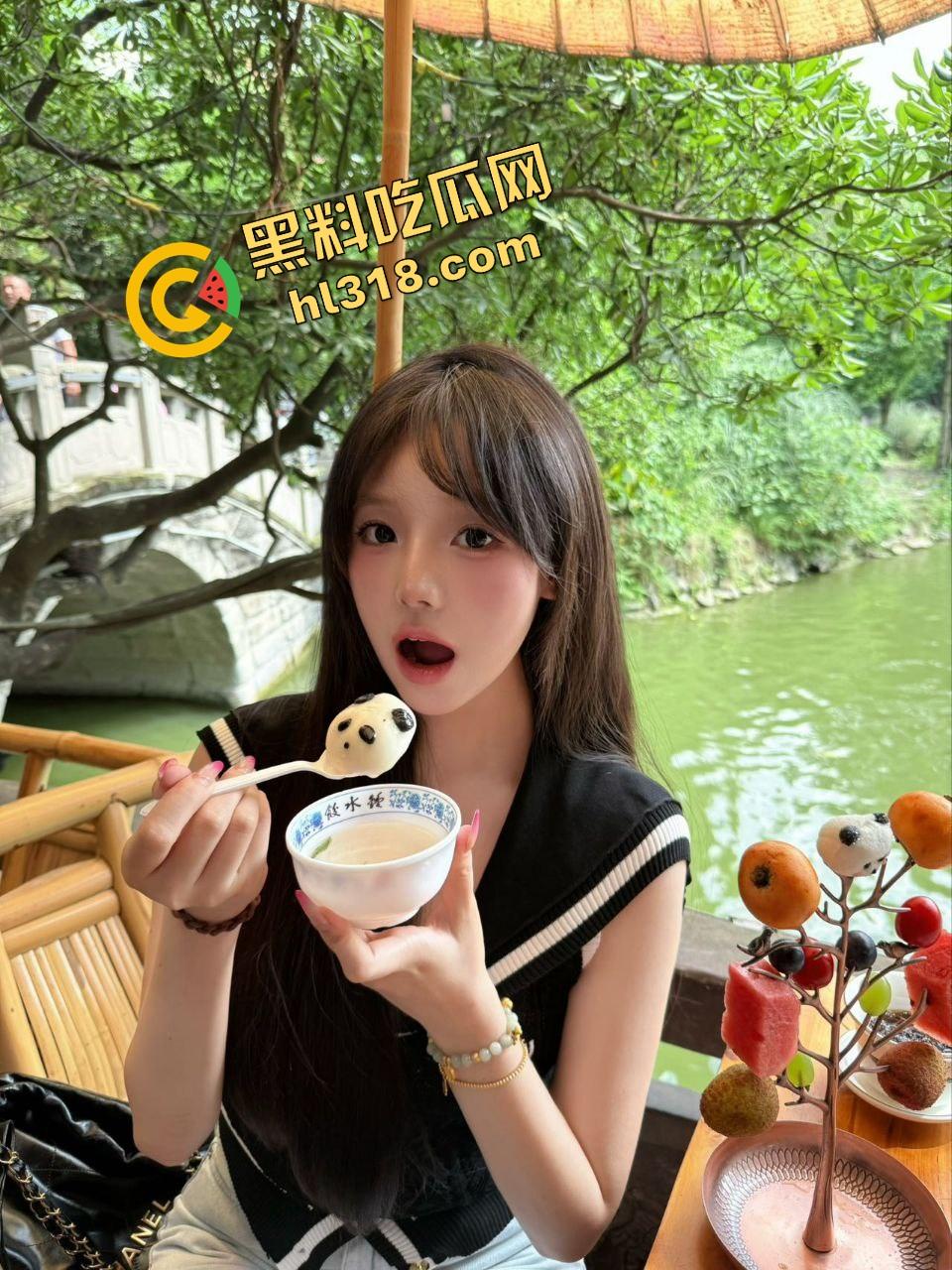 西南石油大学惊现教室野战,00后把课桌当大床房在桌上上猛操,大奶左右乱晃,晃得到桌子嘎吱响!-2