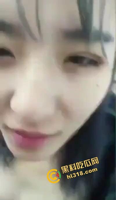 西南石油大学惊现教室野战,00后把课桌当大床房在桌上上猛操,大奶左右乱晃,晃得到桌子嘎吱响!-4