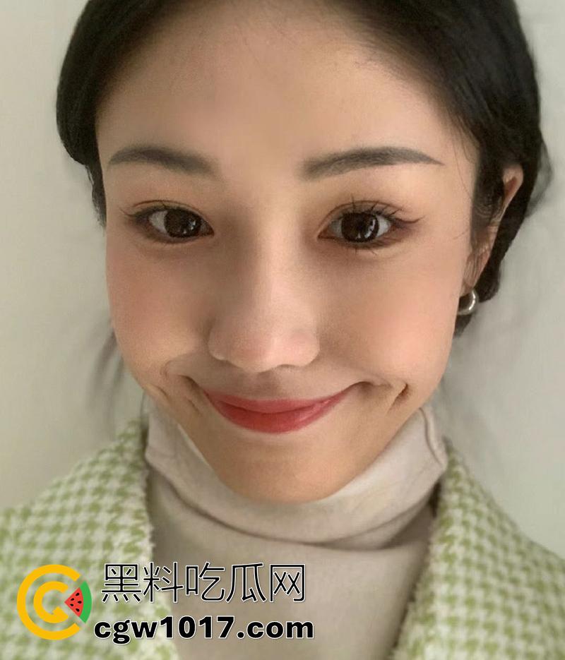 北京海淀职业技术学院【吴琇媮】,20岁高颜值嫩妹女神,一对啵啵摇摇欲坠,捧着杯子接主人尿后喝下,视频被曝光全校!-1