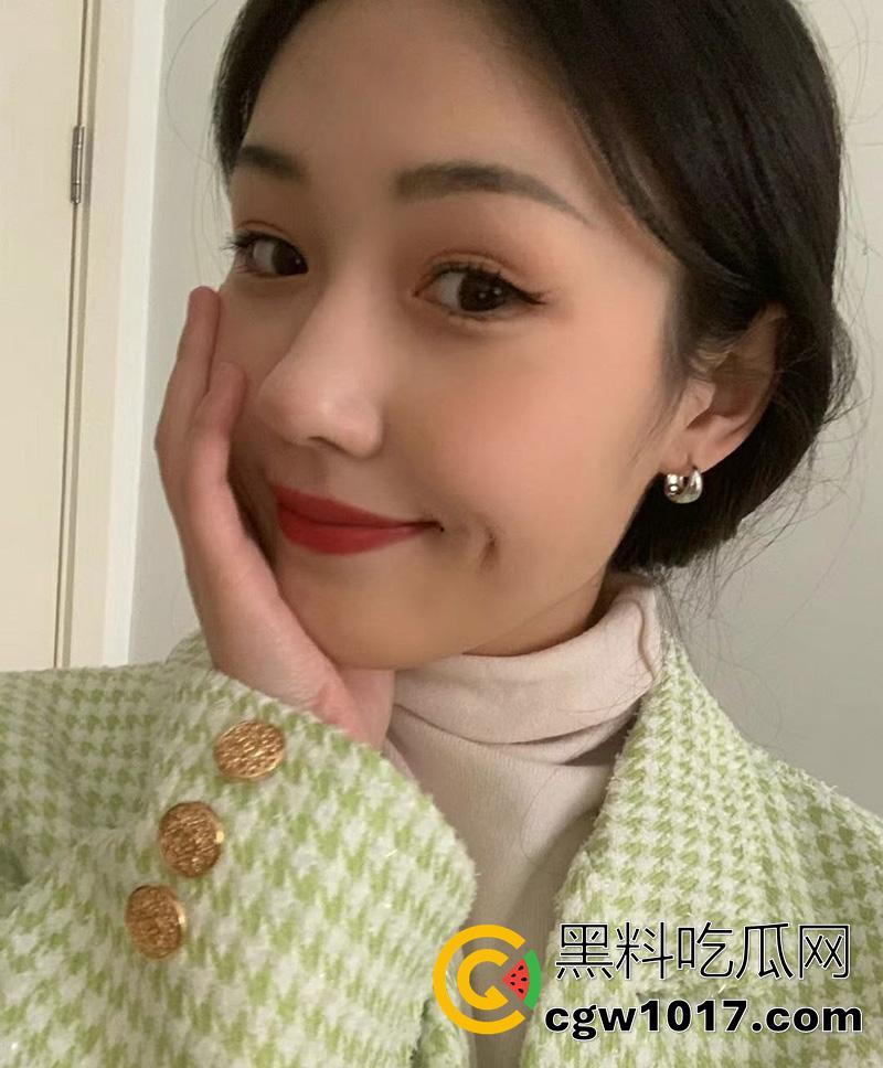 北京海淀职业技术学院【吴琇媮】,20岁高颜值嫩妹女神,一对啵啵摇摇欲坠,捧着杯子接主人尿后喝下,视频被曝光全校!-2