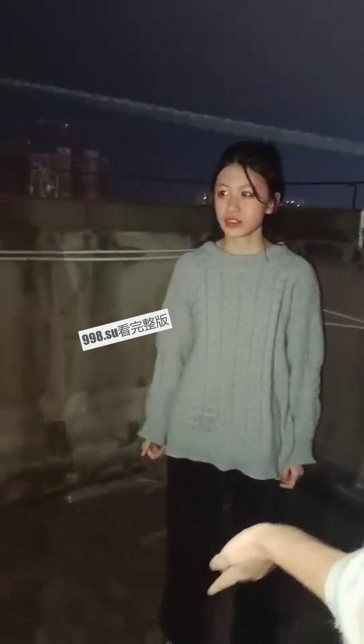 几个女孩 #欺凌 一个漂亮的女孩,边打还边录视频-1