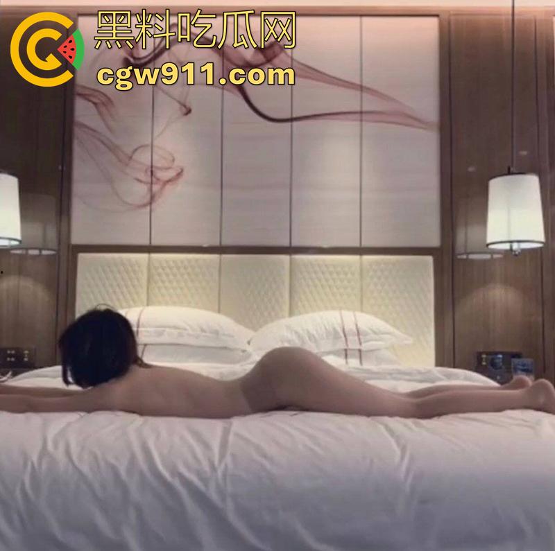 上海顶级翘臀网红私教【咸蛋小姐】，细腰肥臀极致诱人，只要付费找她当私教，就能压在身下随便操，这屁股真没谁了！-5