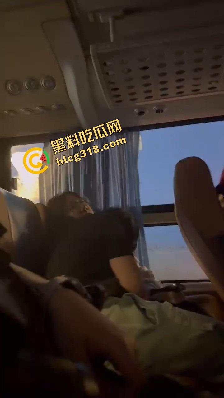 客车情侣野路子玩花样，男的当众抠小骚穴，女的事后贴心拿纸擦手，被偷拍还回怼关你屌事，老子就爱玩！-7