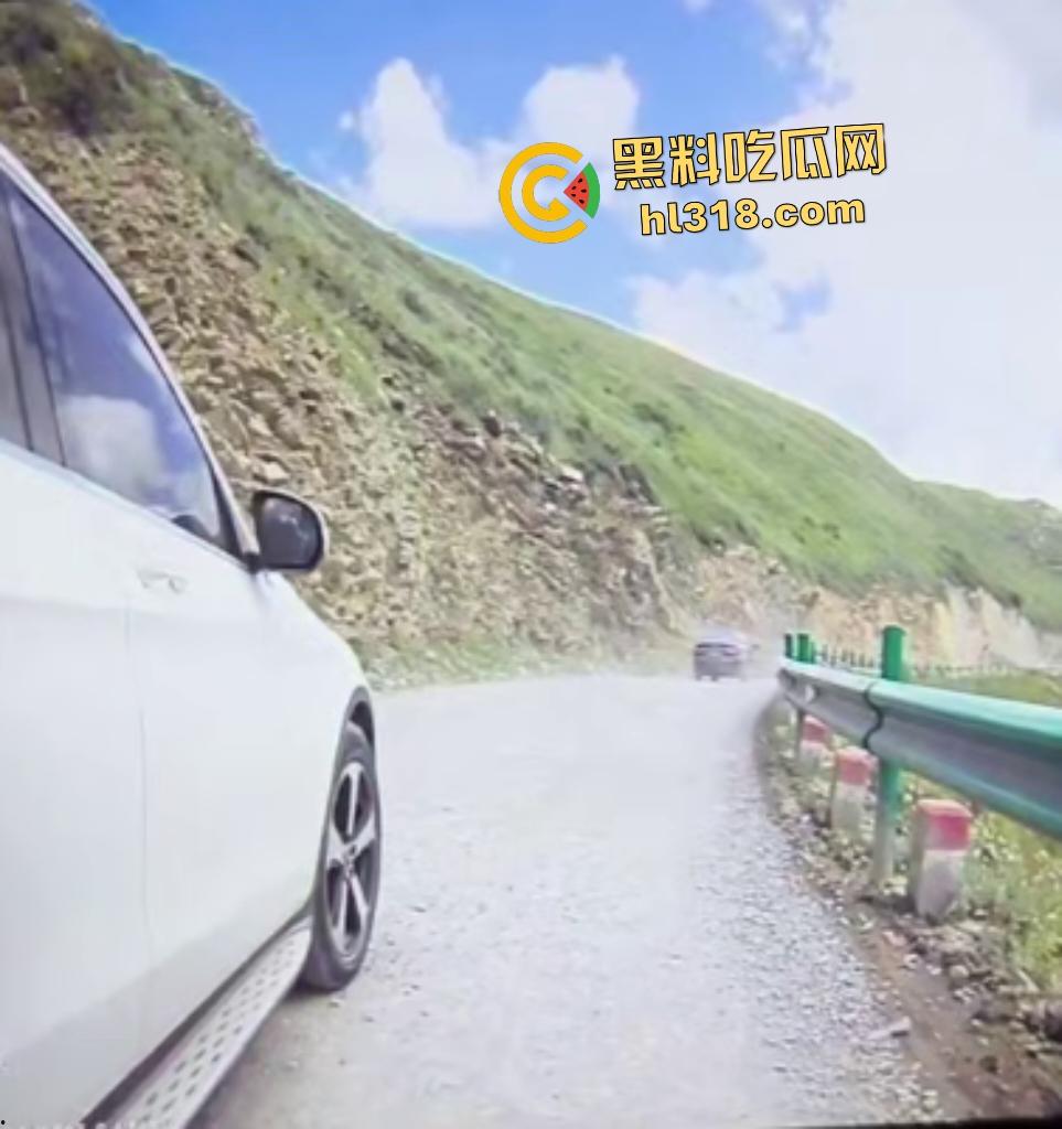 奔驰石头姐逆行剐蹭摩托车,下车二话不说直接踹车,拿石头威胁嚣张跋扈还问你刮我车干嘛?-2