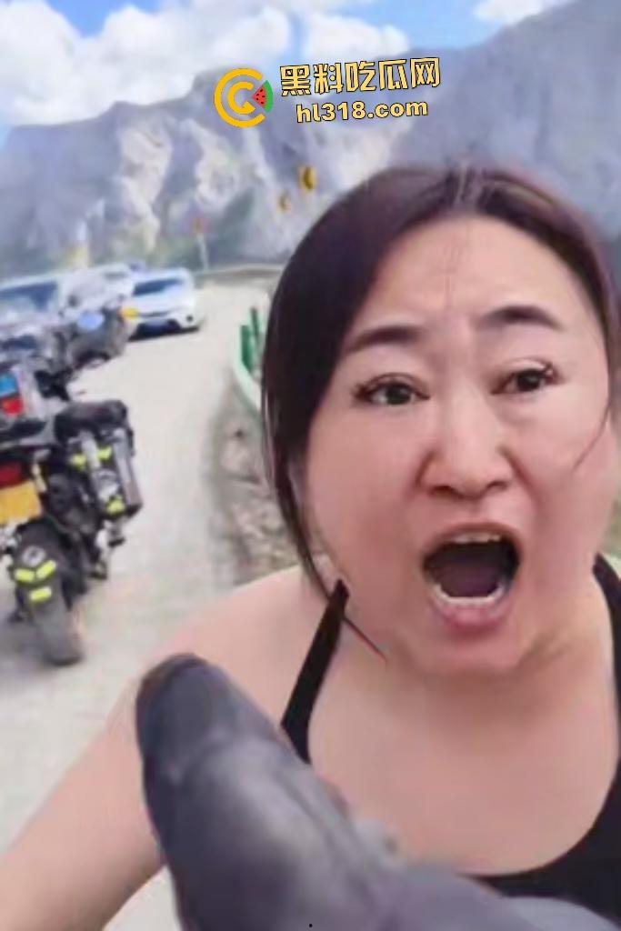 奔驰石头姐逆行剐蹭摩托车,下车二话不说直接踹车,拿石头威胁嚣张跋扈还问你刮我车干嘛?-8
