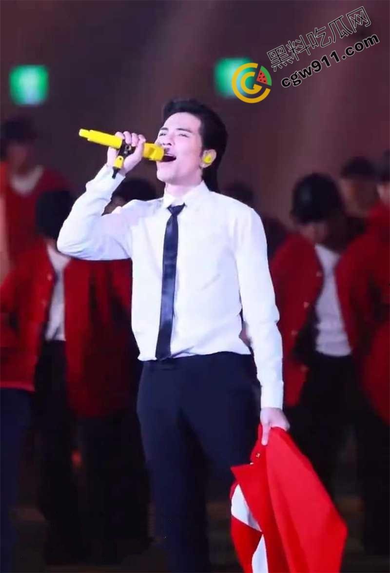 顶流歌星【萧敬腾】大巨蛋演唱会陷入“胯间危机”！因为动作太大，裤子都塌了，红内裤暴露惊呆歌迷-1