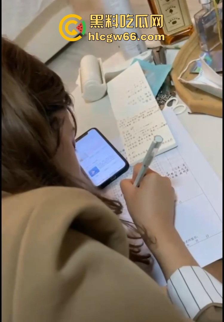 群友分享约了个考研学霸大学生,嫩得掐出水,写完作业才让日,酒店开房都不忘冲刺一战!-5