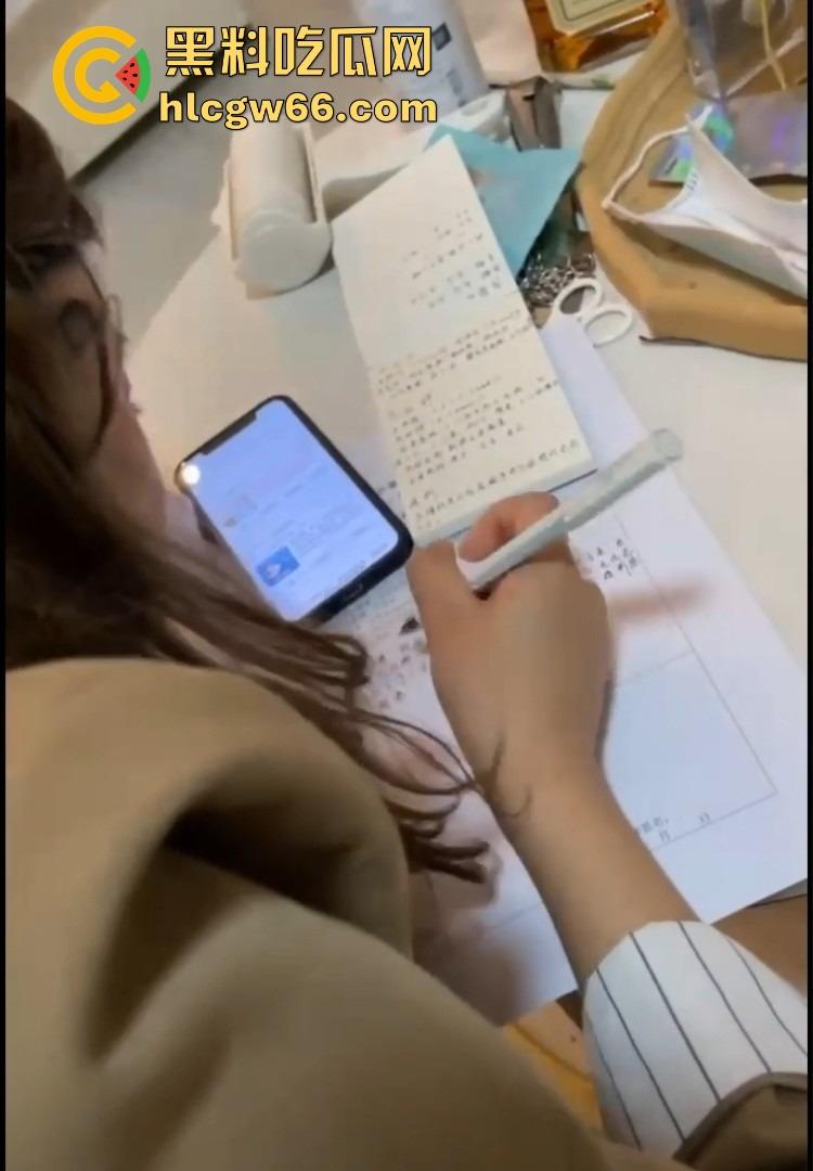 群友分享约了个考研学霸大学生,嫩得掐出水,写完作业才让日,酒店开房都不忘冲刺一战!-6