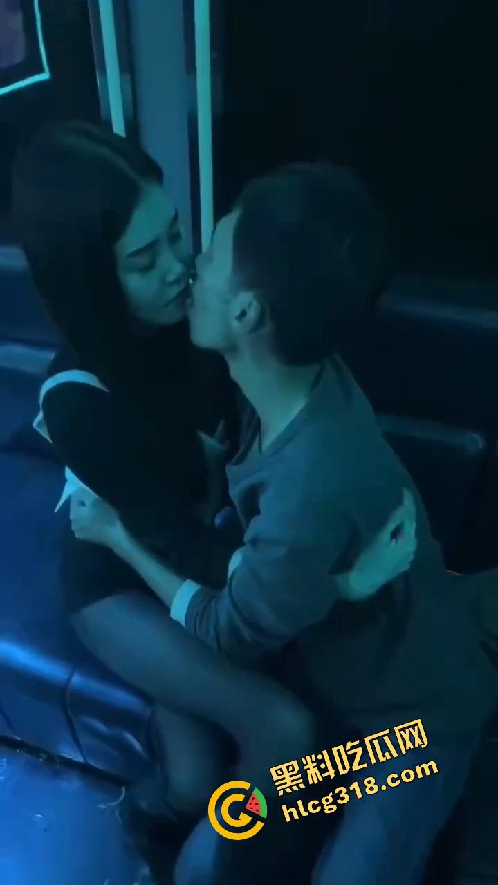 丽江夜店大爷站原地看骚舞看傻，大妈扯断胳膊都拉不走，大爷喊别拽，我马上射了！-7