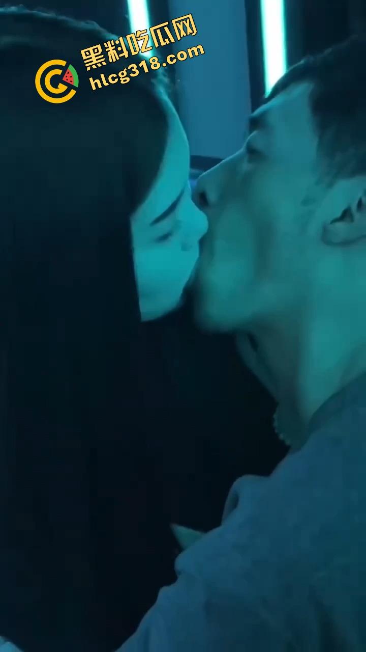 丽江夜店大爷站原地看骚舞看傻，大妈扯断胳膊都拉不走，大爷喊别拽，我马上射了！-9