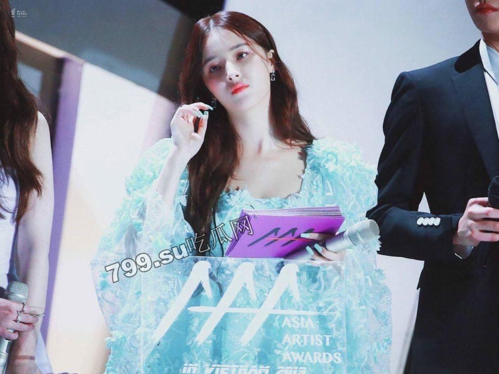 韩国女团 MOMOLAND 成员 NANCY 后台半裸换衫居然全程被偷拍流出-2