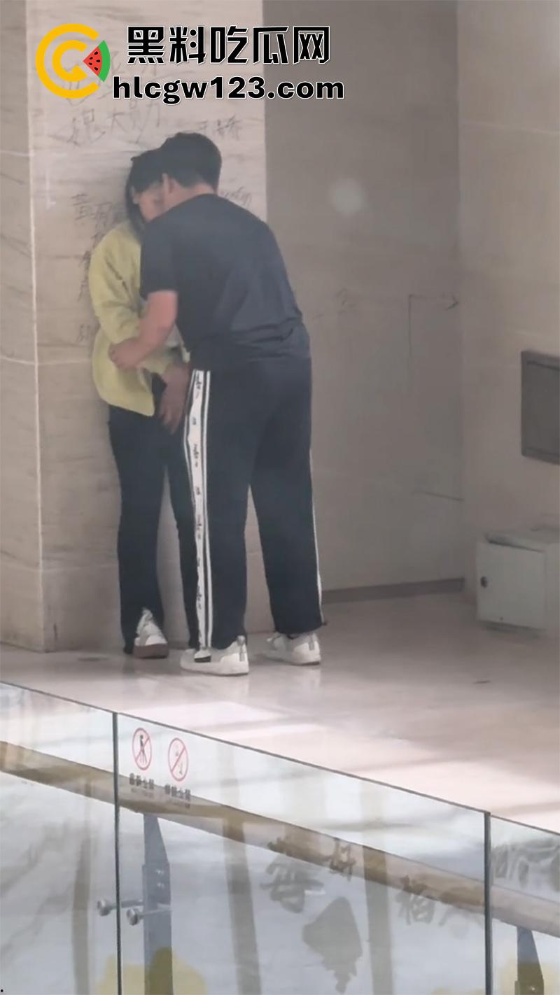 偷拍商场学生吃奶，俩人来自隔壁自习室，休息期间饿了想吃奶，直接扒开女友衣服跪地吸奶！-3