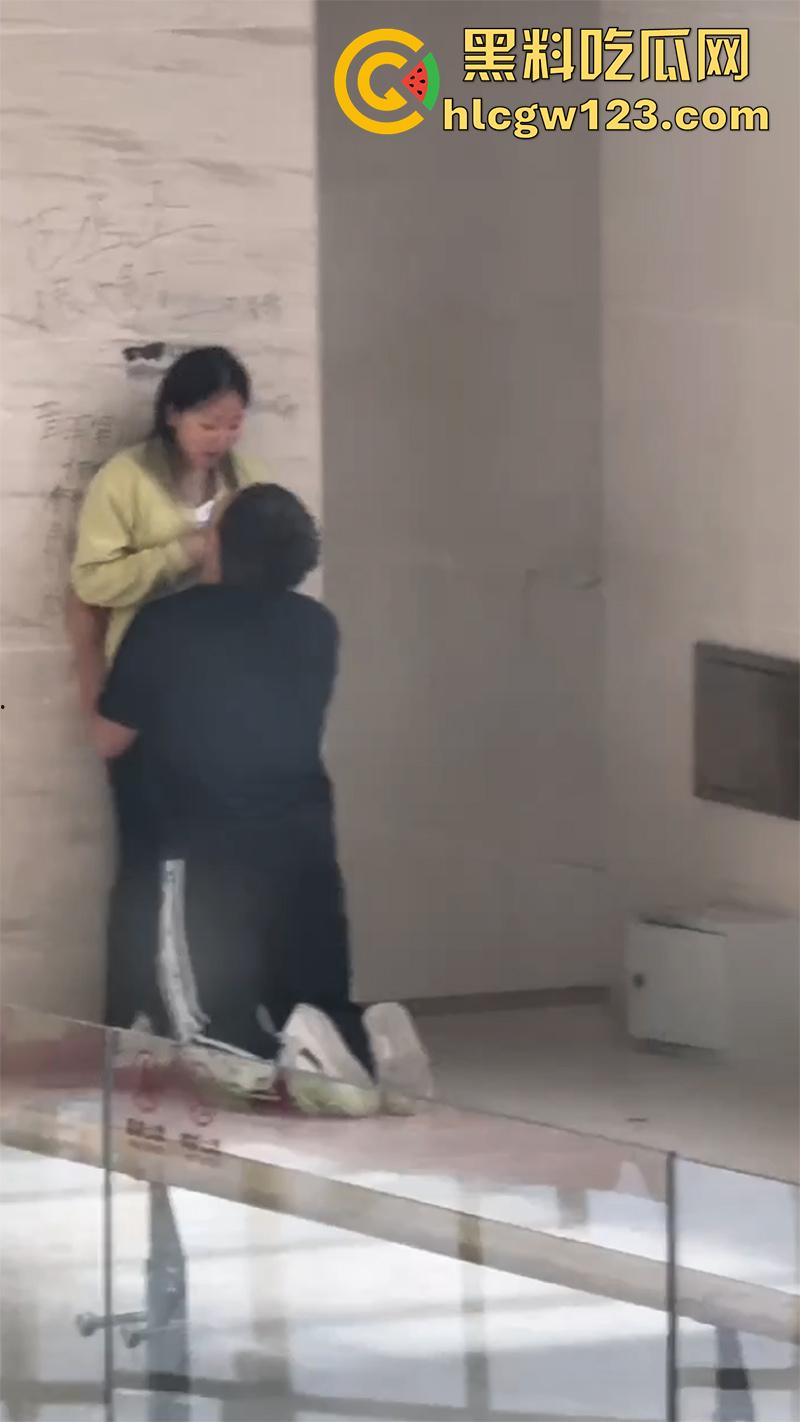 偷拍商场学生吃奶，俩人来自隔壁自习室，休息期间饿了想吃奶，直接扒开女友衣服跪地吸奶！-4