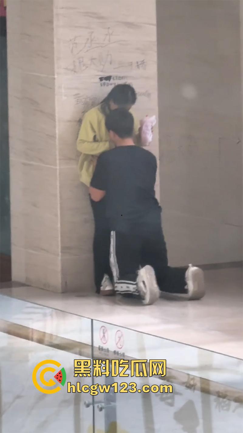 偷拍商场学生吃奶，俩人来自隔壁自习室，休息期间饿了想吃奶，直接扒开女友衣服跪地吸奶！-5