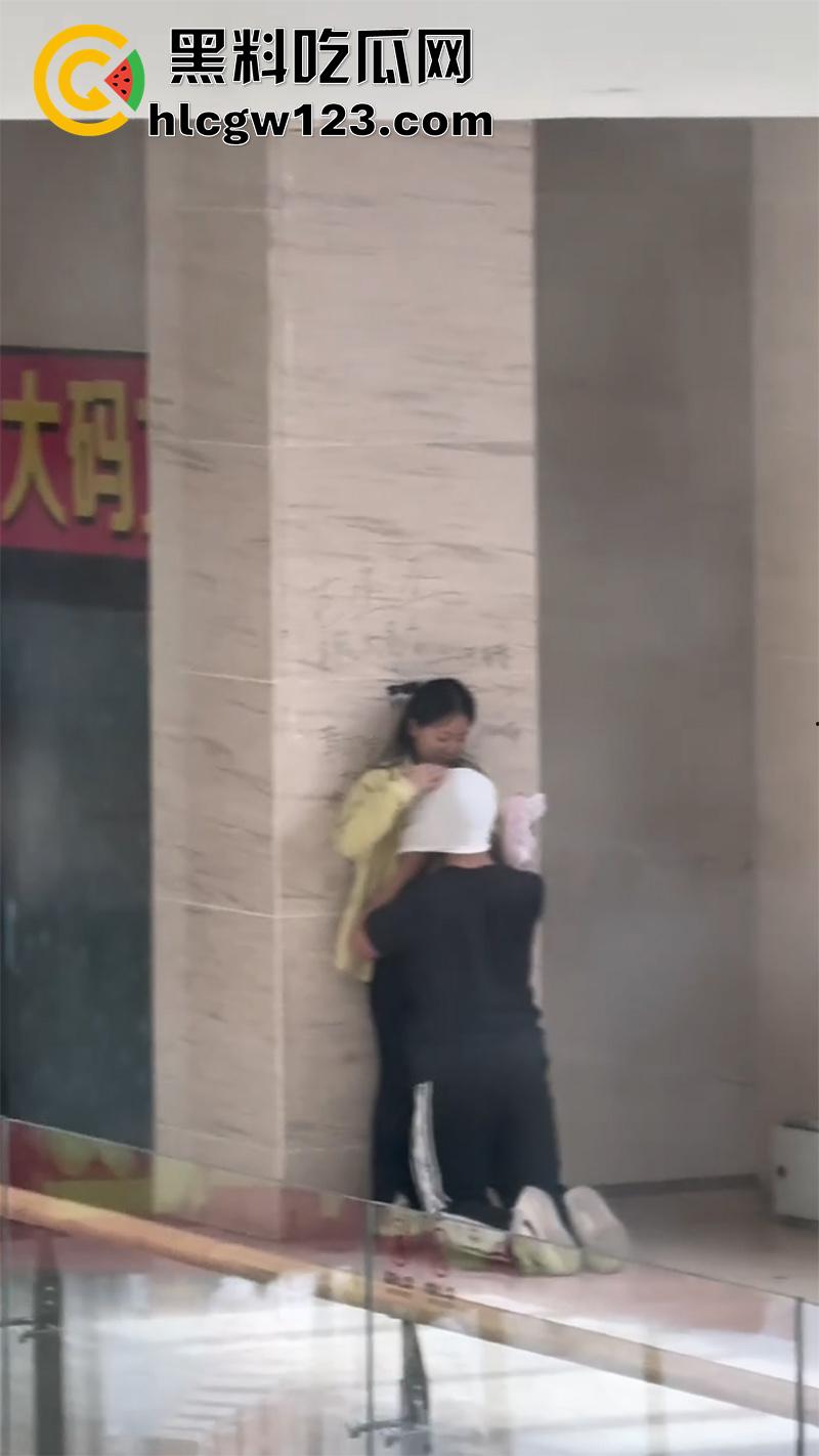 偷拍商场学生吃奶，俩人来自隔壁自习室，休息期间饿了想吃奶，直接扒开女友衣服跪地吸奶！-7