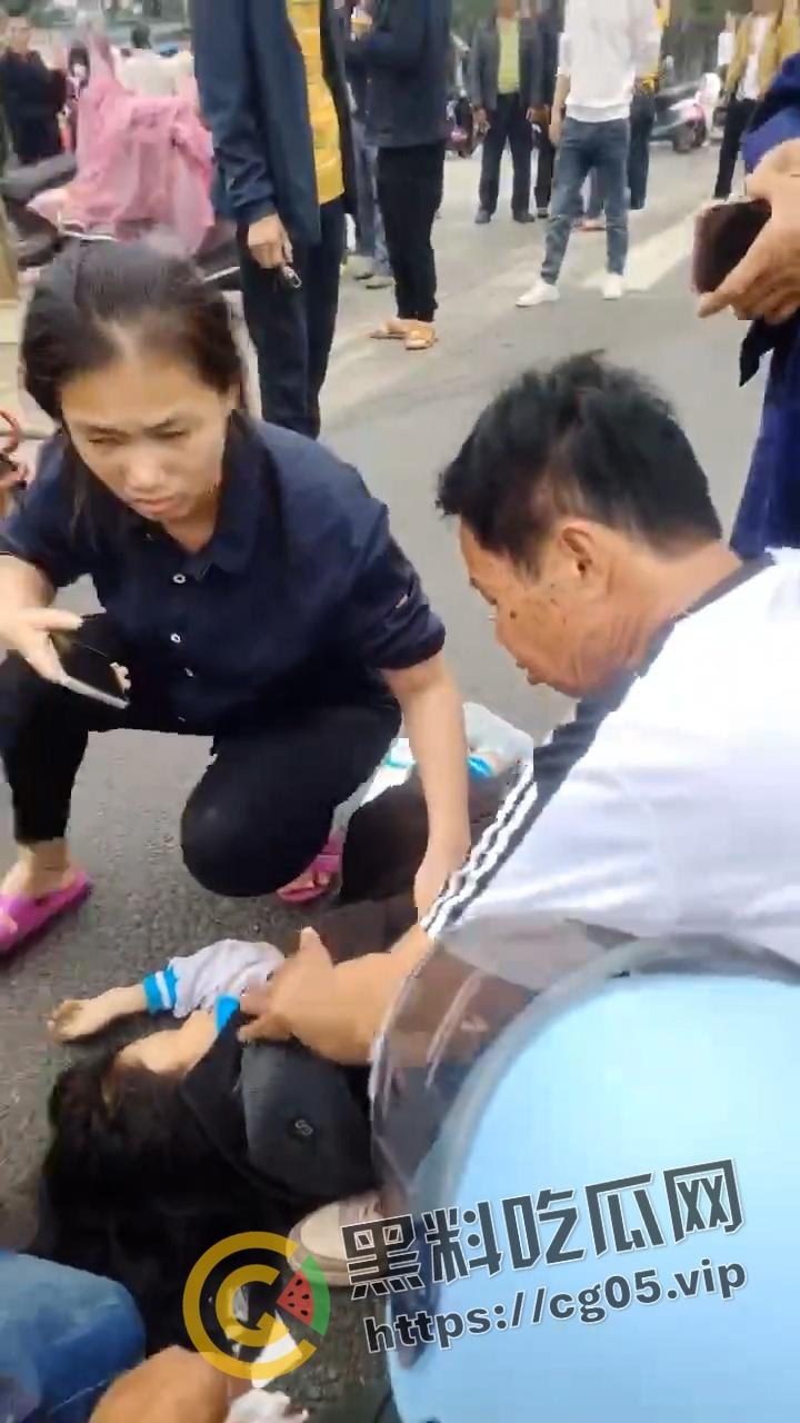 海南屯昌货车撞人 1死7伤 现场惨不忍睹 尸体受伤者遍地都是-2