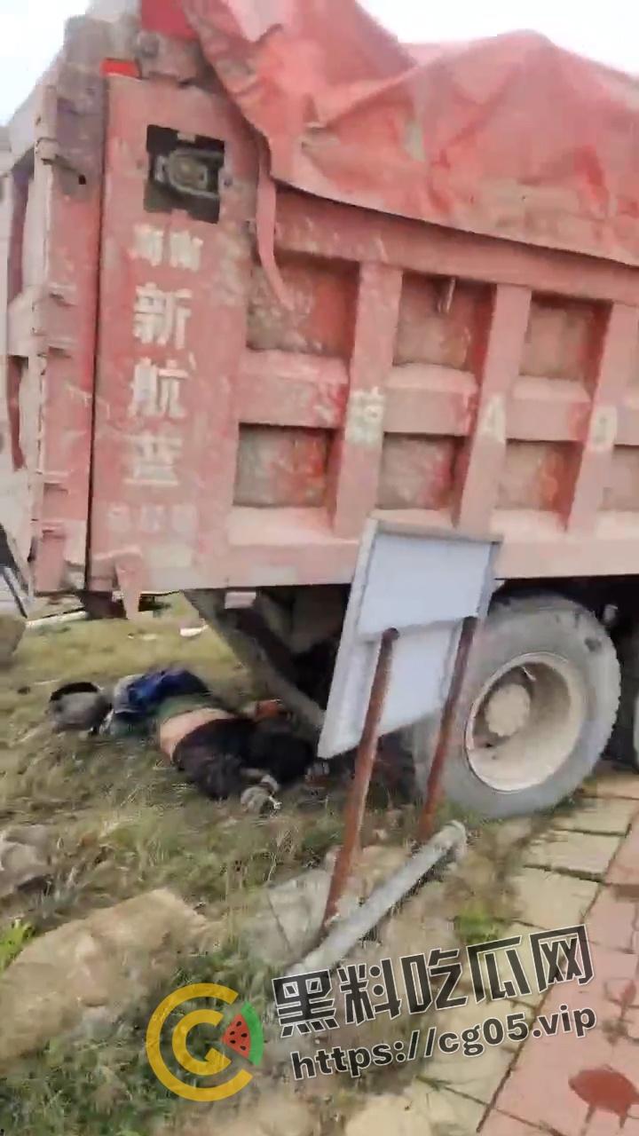 海南屯昌货车撞人 1死7伤 现场惨不忍睹 尸体受伤者遍地都是-7