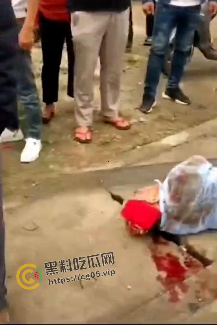 海南屯昌货车撞人 1死7伤 现场惨不忍睹 尸体受伤者遍地都是-10