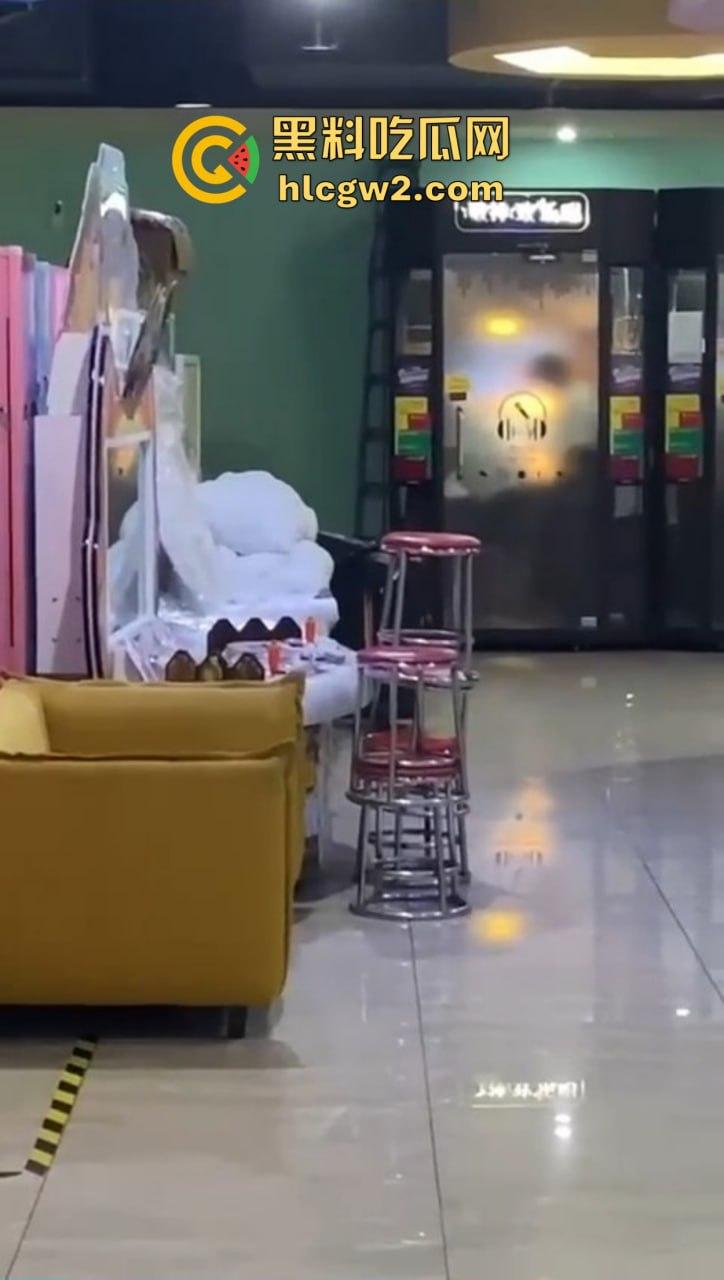 郑州万达K歌房变啪啪房!小情侣激情开战,小男友2分钟交卷,快枪手无疑!-5