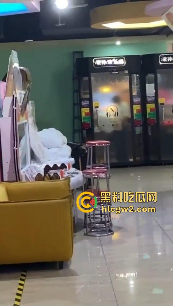 郑州万达K歌房变啪啪房!小情侣激情开战,小男友2分钟交卷,快枪手无疑!-9