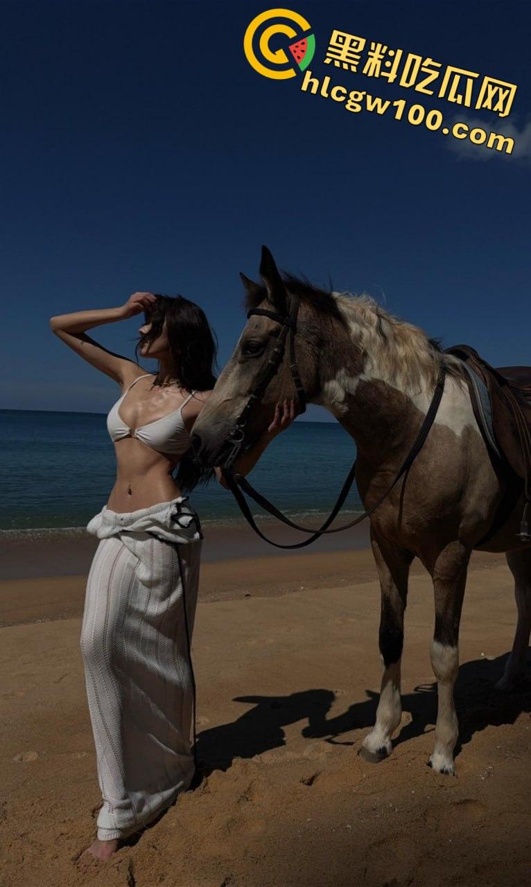 抖音欧美风反差母狗【Eunha】，九头身完美身材镜头前激情自慰，白虎嫩穴勾人心魄-41