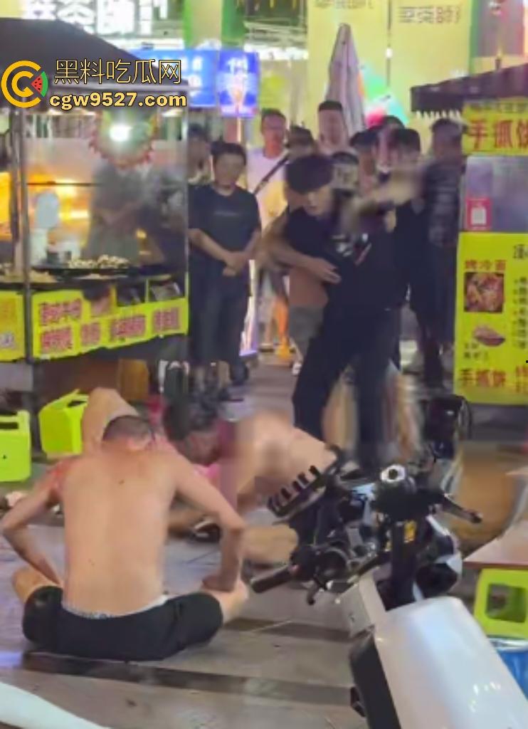 桂林正阳步行街血战爆发！两老汉调戏美女引男朋友群殴，塑料凳飞舞爆头，女友最后不忘怒踹头颅！-4