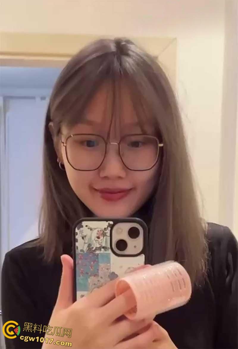 重庆清纯小母狗【黎心婕 】嘴接浓精玩口爆,各种淫技无师自通,扮护士装女仆给男友舔屌!-1