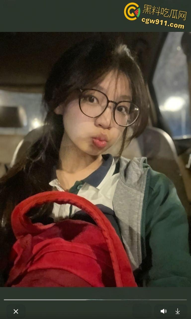 黑龙江反差嫩妹【刘娜萍】，被金主高价包养，乖巧听话配合度爆表，酒店舔脚服务，骚穴被暴力抽插无套内射！-1