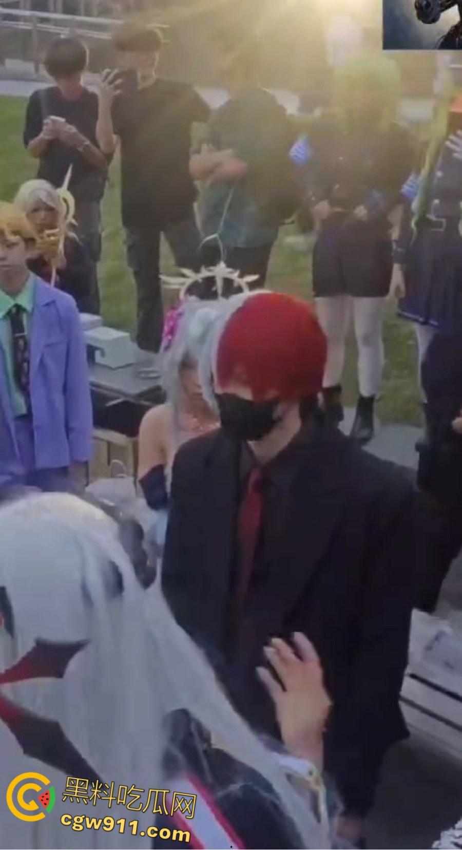 成都动漫展爆冲突，作者涉嫌洗白731部队罪行，cos男子被围堵怒摘假发，现场群情激愤唱爱国歌 ！-3