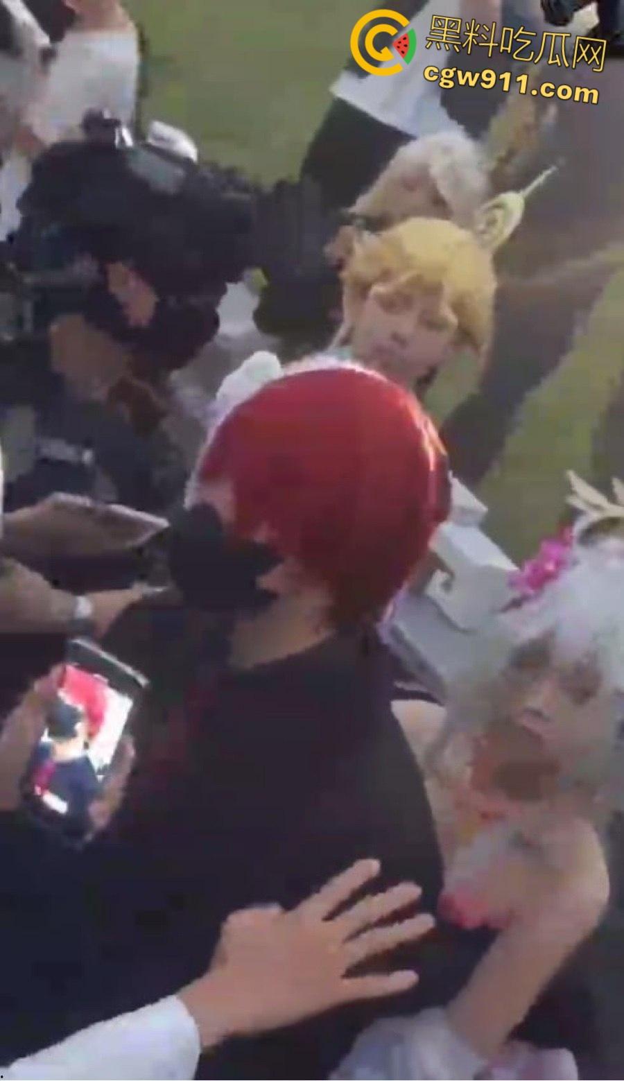 成都动漫展爆冲突，作者涉嫌洗白731部队罪行，cos男子被围堵怒摘假发，现场群情激愤唱爱国歌 ！-4