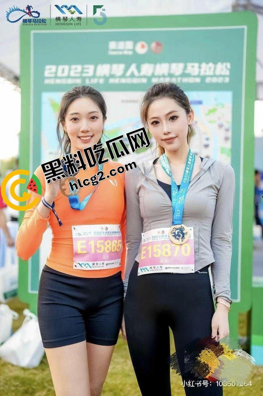 瓜友小红书上约的珠海极品女神 爱运动还参加过马拉松 没想到床上这么淫荡 深情舔屌的眼神太迷人了!-1