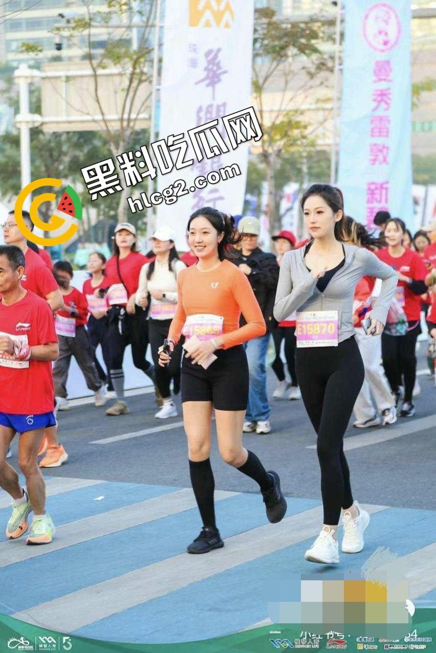 瓜友小红书上约的珠海极品女神 爱运动还参加过马拉松 没想到床上这么淫荡 深情舔屌的眼神太迷人了!-2