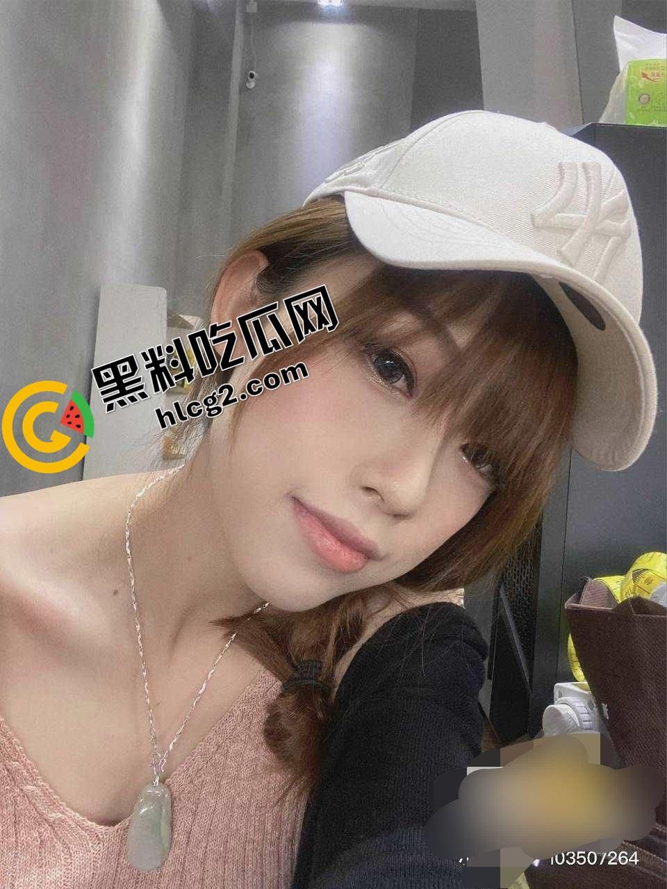 瓜友小红书上约的珠海极品女神 爱运动还参加过马拉松 没想到床上这么淫荡 深情舔屌的眼神太迷人了!-6