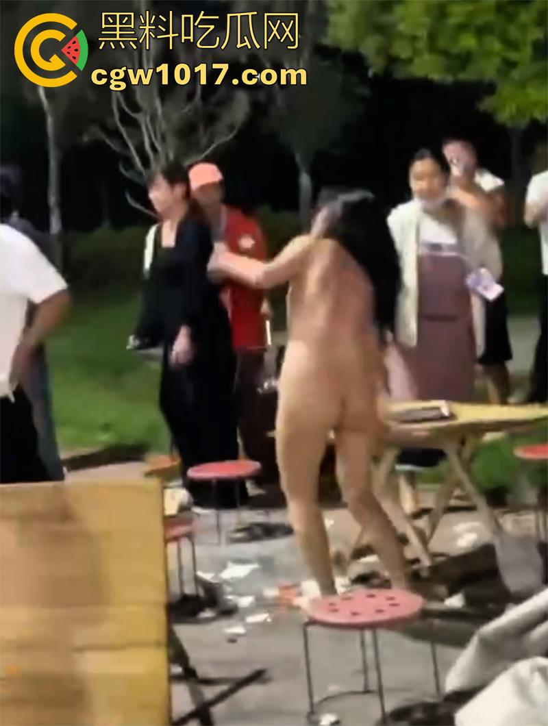 厦门集美小仙女,喝醉了脱光光,当街耍酒疯脱光撒泼,身材还真不错,奶子饱满硕大,翘臀也很诱人,骚逼都漏出来了!-5