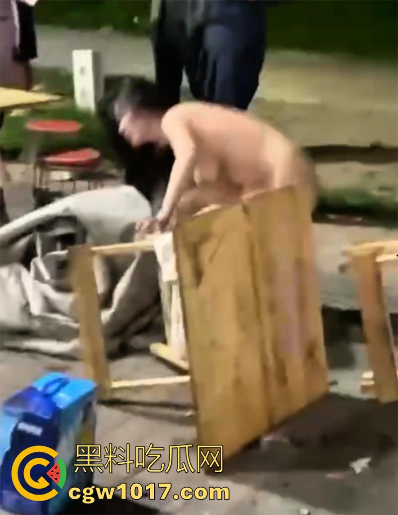 厦门集美小仙女,喝醉了脱光光,当街耍酒疯脱光撒泼,身材还真不错,奶子饱满硕大,翘臀也很诱人,骚逼都漏出来了!-7