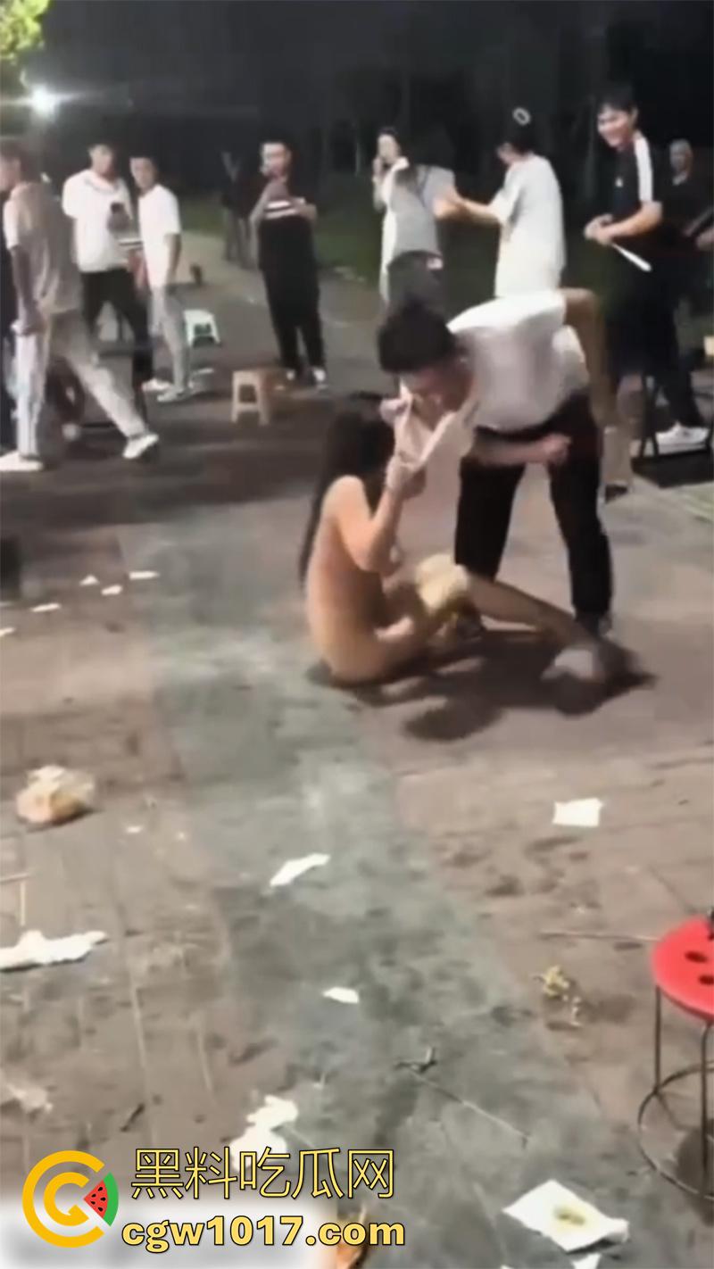 厦门集美小仙女,喝醉了脱光光,当街耍酒疯脱光撒泼,身材还真不错,奶子饱满硕大,翘臀也很诱人,骚逼都漏出来了!-8