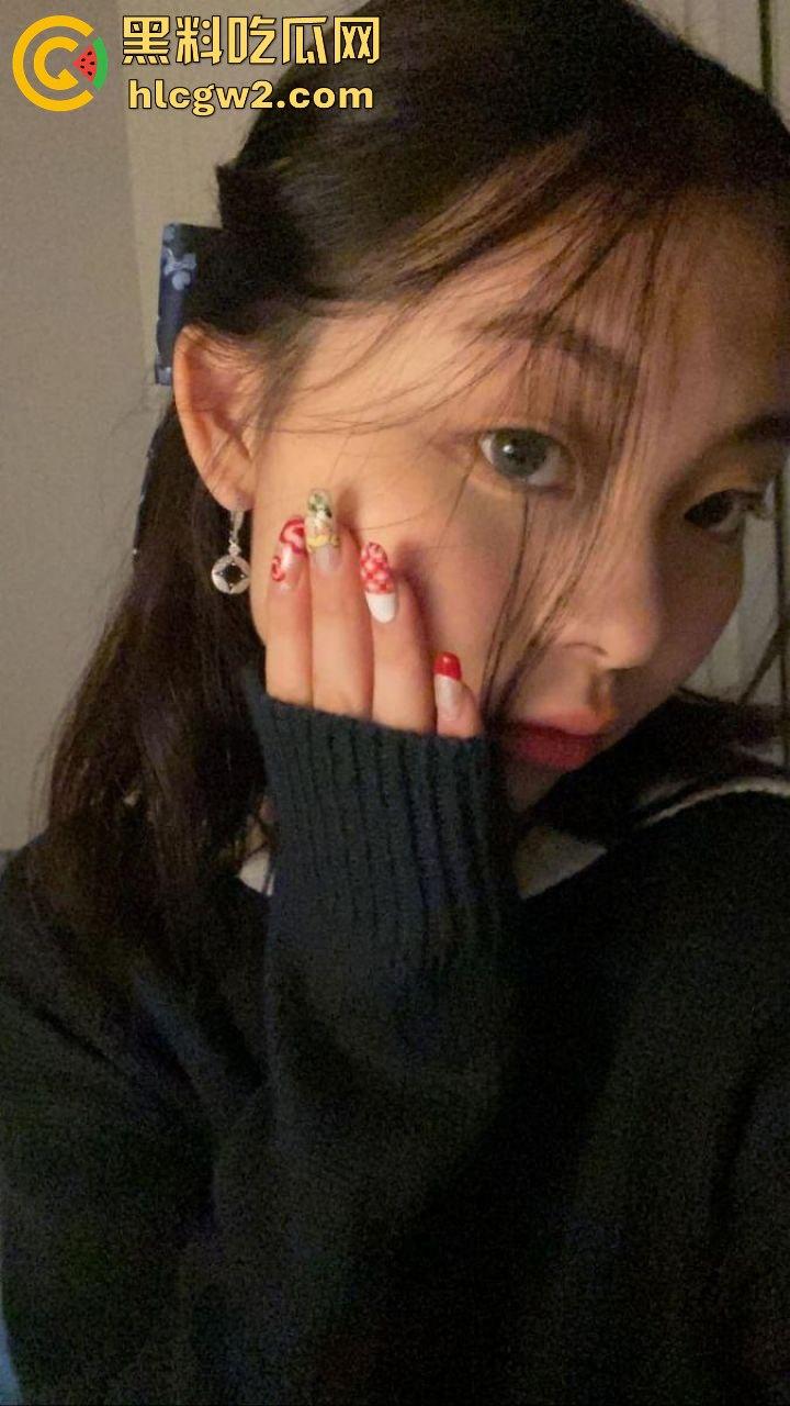 香港巨乳学霸『孟雪梨』奶子大到让人上火!双大奶能让课堂全校性骚动,教授都想钻进她奶里拱一拱!-1