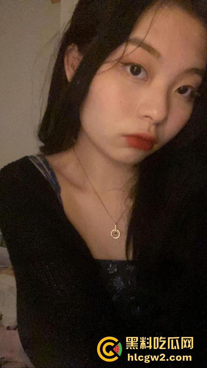 香港巨乳学霸『孟雪梨』奶子大到让人上火!双大奶能让课堂全校性骚动,教授都想钻进她奶里拱一拱!-2