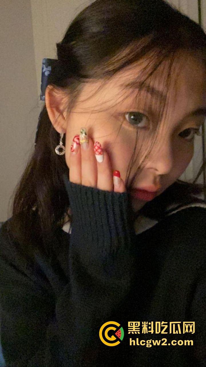 香港巨乳学霸『孟雪梨』奶子大到让人上火!双大奶能让课堂全校性骚动,教授都想钻进她奶里拱一拱!-4