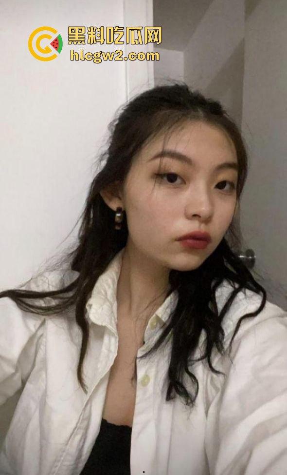 香港巨乳学霸『孟雪梨』奶子大到让人上火!双大奶能让课堂全校性骚动,教授都想钻进她奶里拱一拱!-7